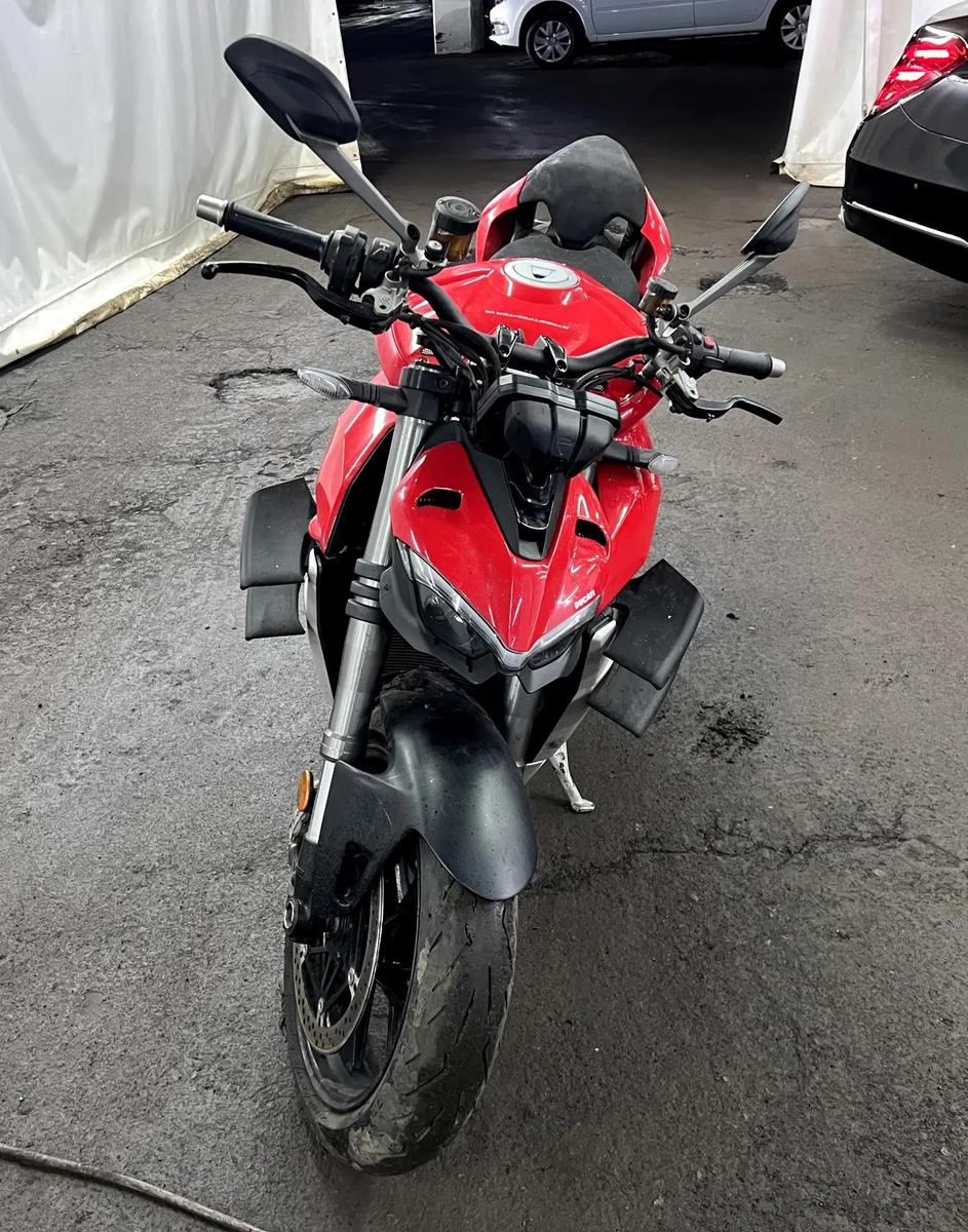 Мотоцикл Ducati Streetfighter V4