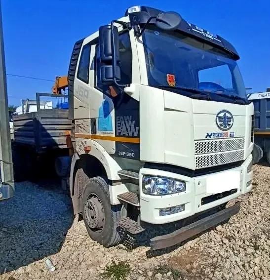 Грузовой бортовой FAW J6 с КМУ